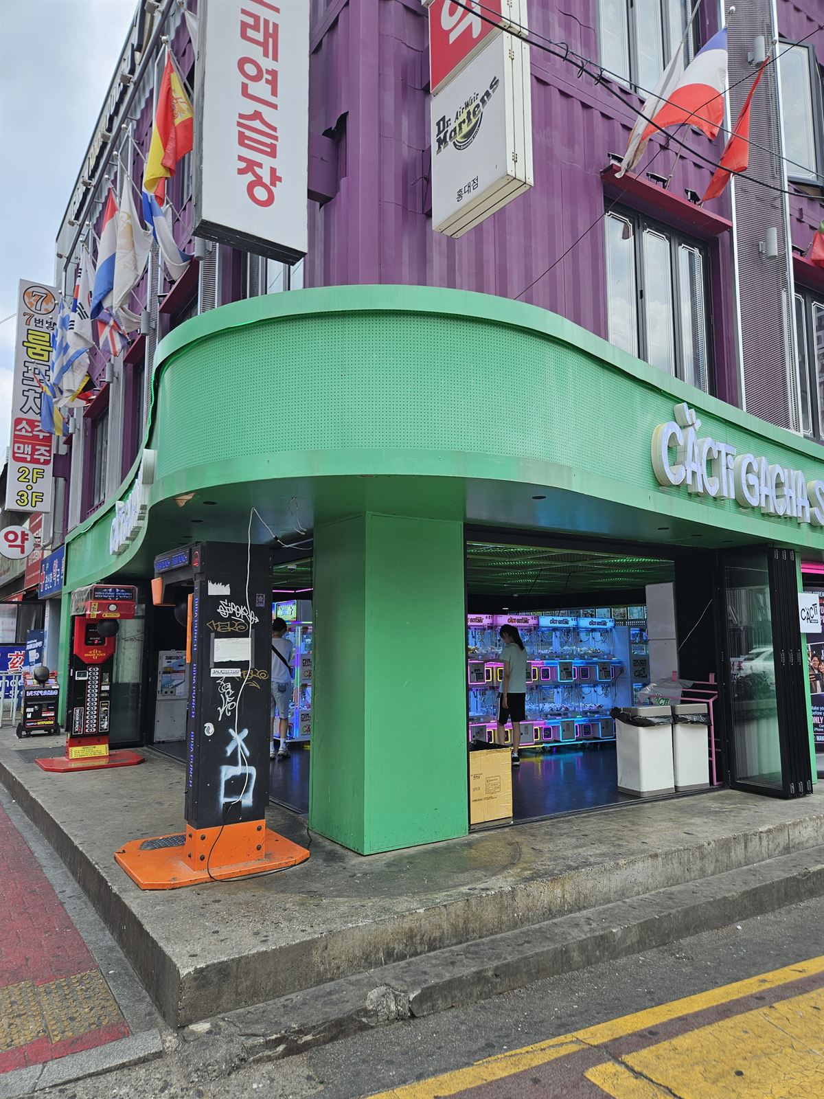 캑티 가챠샵 홍대점 외관